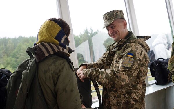 Наблюдатель вооружённых сил Украины беседует с журналисткой - Sputnik Латвия