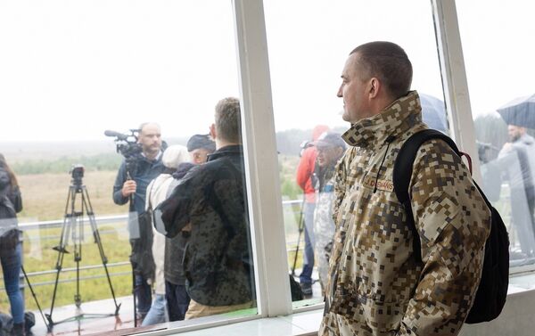 От бдительного взгляда наблюдателя вооруженных сил Латвии на учениях Запад-2017 ничего скроется - Sputnik Латвия