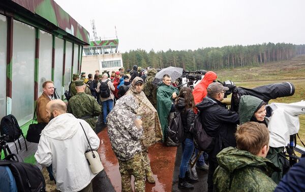 Журналисты на авиационном полигоне Ружанский наблюдают за действиями авиации Беларуссии и России во время учений Запад 2017 Журналисты на авиационном полигоне Ружанский наблюдают за действиями авиации Беларуссии и России во время учений Запад 2017 - Sputnik Латвия