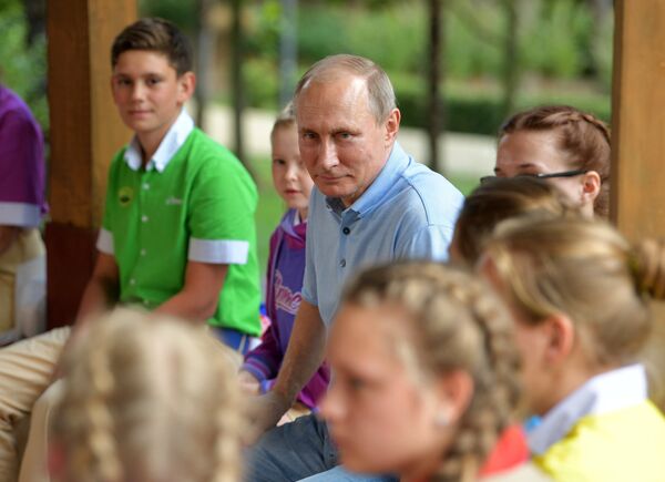 24 июня 2017. Президент РФ Владимир Путин общается с артековцами 7-й смены Улыбка Саманты во время посещения международного детского центра Артек в Крыму 24 июня 2017. Президент РФ Владимир Путин общается с артековцами 7-й смены Улыбка Саманты во время посещения международного детского центра Артек в Крыму - Sputnik Латвия