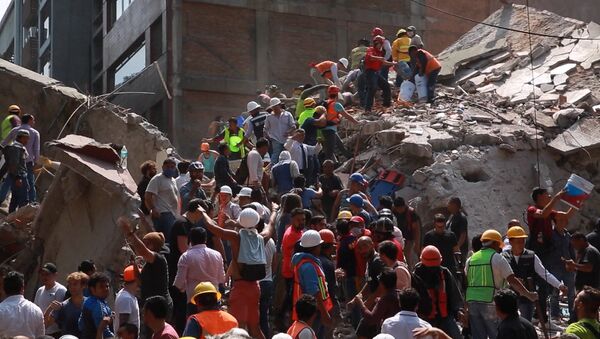 Спасательные работы на месте обрушившихся из-за землетрясения зданий в Мексике - Sputnik Латвия