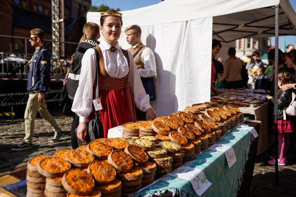 Продавщица латышских национальных пирожков скландраусисов - Sputnik Латвия