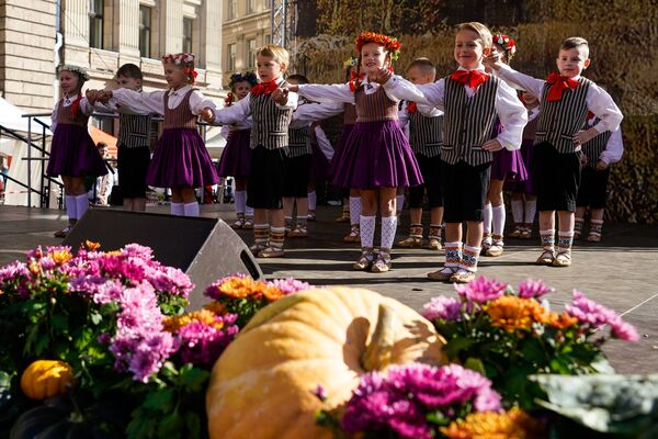 Выступление детского танцевального коллектива на Празднике урожая - Sputnik Латвия