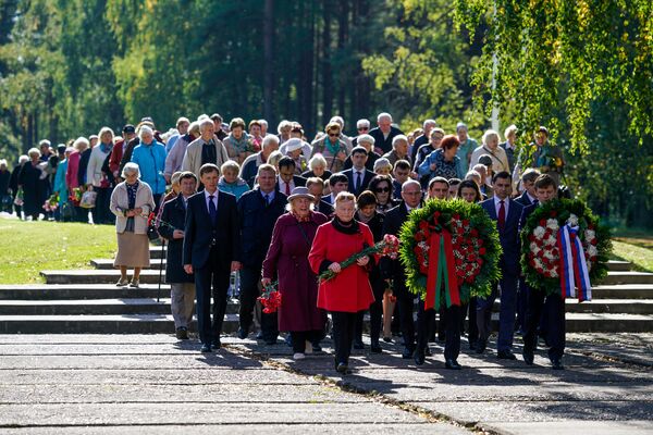 В день освобождения концентрационного лагеря Саласпилс дипломаты Белоруссии и России и представители общественных организаций возложили цветы к мемориалу в Саласпилсе В день освобождения концентрационного лагеря Саласпилс дипломаты Белоруссии и России и представители общественных организаций возложили цветы к мемориалу в Саласпилсе - Sputnik Латвия