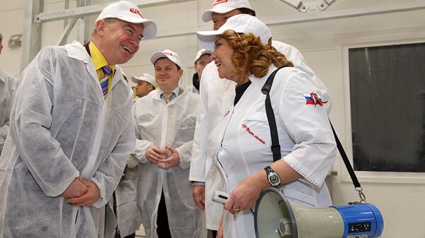 Экскурсию по шоколадной фабрике для мэра Вентспилса Айварса Лембергса (слева) проводит хозяйка предприятия Ольга Муравьева Экскурсию по шоколадной фабрике для мэра Вентспилса Айварса Лембергса (слева) проводит хозяйка предприятия Ольга Муравьева - Sputnik Латвия