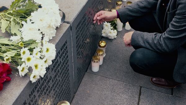 Свечи памяти зажгли в Таллине у монумента погибшим на пароме Эстония - Sputnik Латвия