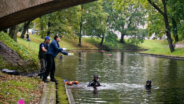 Ежегодная акция по очистке латвийских водоёмов от мусора прошла на городском канале - Sputnik Латвия