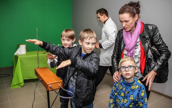 Инструмент, меняющий высоту звука в зависимости от положения рук - Sputnik Латвия