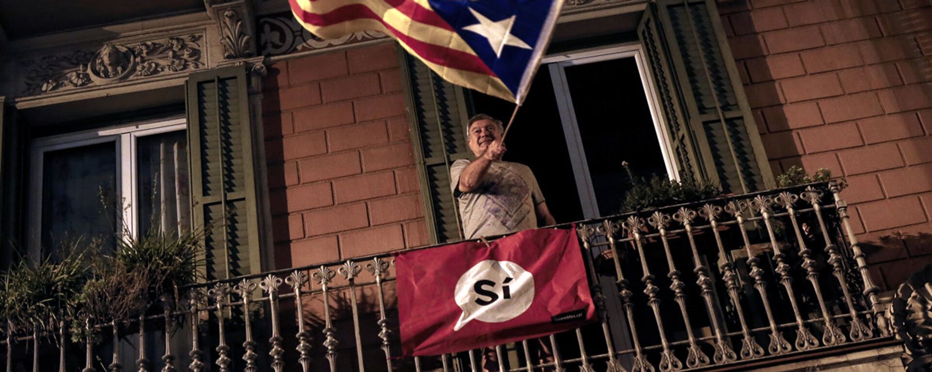 Мужчина на балконе с флагом Каталонии - Sputnik Латвия, 1920, 16.03.2017