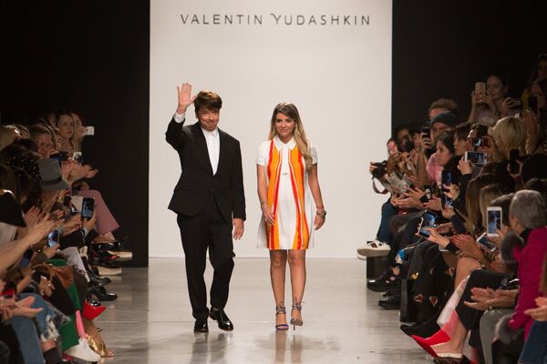 Показ новой коллекции Валентина Юдашкина на Неделе моды в Париже - Sputnik Латвия