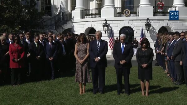 Дональд Трамп с супругой почтили память жертв стрельбы в Лас-Вегасе - Sputnik Латвия