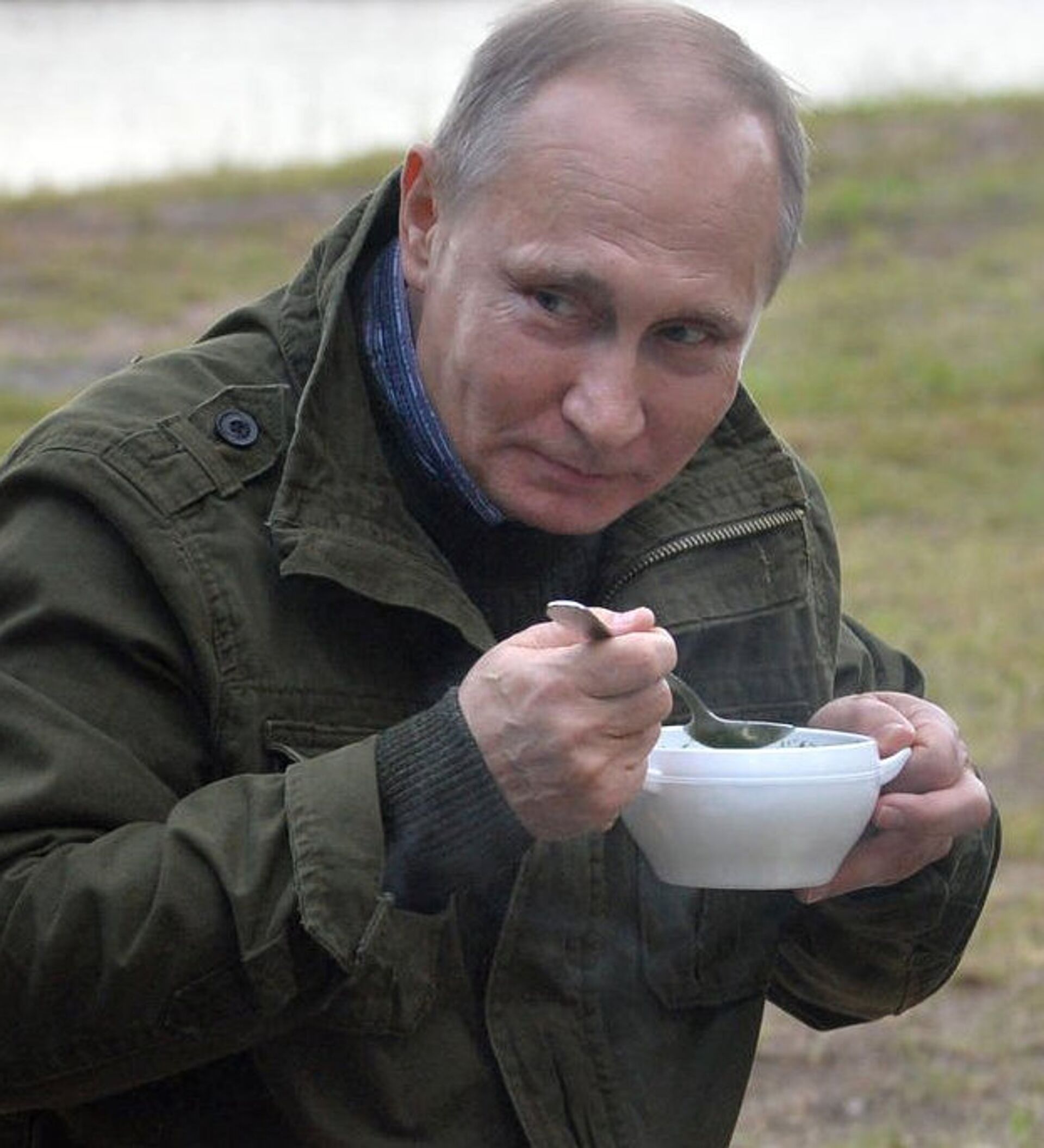 Путин ест борщ