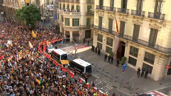 Пожарные выстроились в живую стену между полицией и протестующими в Барселоне - Sputnik Latvija