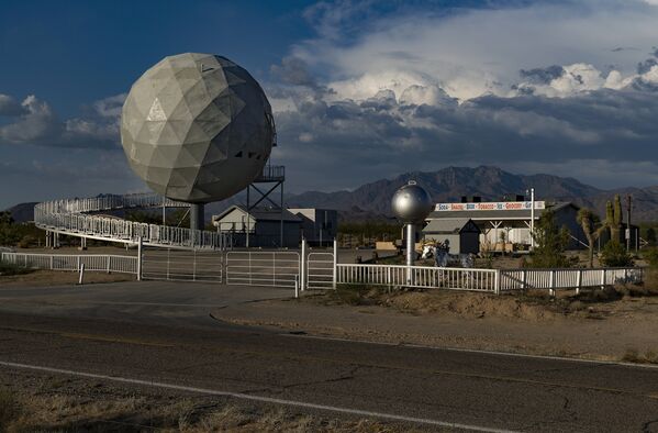 Ēka, kas atgādina golfa bumbiņu, tika uzcelta 70. gados Arizonā naktskluba vajadzībām, taču jaunie īpašnieki pielāgoja to dzīvei un pārvērta par atrakciju tūristiem 66. zona, kas atgādina par slaveno armijas bāzi 51. zona, kas ASV simbolizē valdības noslēpumus par ārpuszemes sakariem. - Sputnik Latvija
