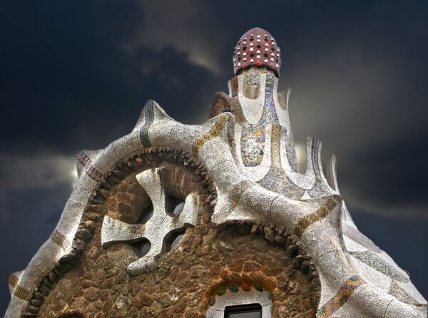 Slavenā katalāņa Antonio Gaudi lolojumu UNESCO atzinusi par pasaules mantojumu. Diemžēl no 70 ēkām, kas bija iecerētas kompleksā, uzceltas tikai divas. Slavenā katalāņa Antonio Gaudi lolojumu UNESCO atzinusi par pasaules mantojumu. Diemžēl no 70 ēkām, kas bija iecerētas kompleksā, uzceltas tikai divas. - Sputnik Latvija