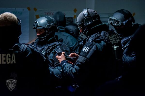 Учения антитеррористического отряда Омега по освобождению заложников на Рижском Центральном вокзале Учения антитеррористического отряда Омега по освобождению заложников на Рижском Центральном вокзале - Sputnik Латвия