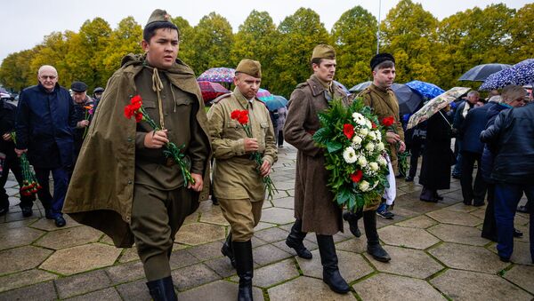 В день освобождения Риги от немецко-фашистских захватчиков у памятника Освободителям - Sputnik Latvija
