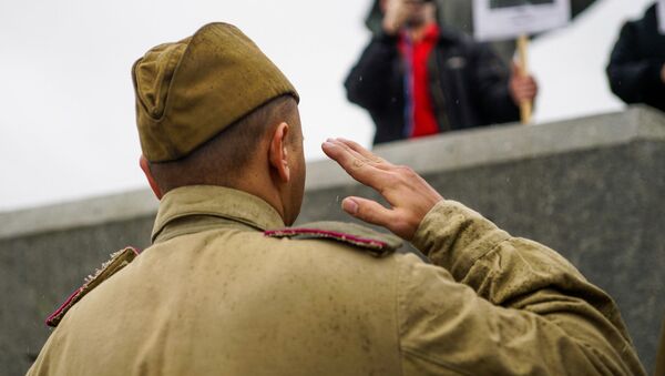 В день освобождения Риги от немецко-фашистских захватчиков у памятника Освободителям - Sputnik Латвия