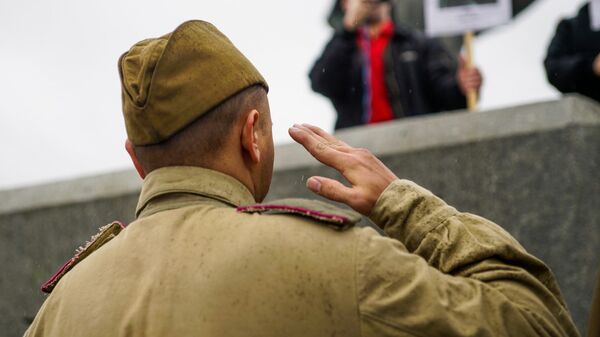 В день освобождения Риги от немецко-фашистских захватчиков у памятника Освободителям В день освобождения Риги от немецко-фашистских захватчиков у памятника Освободителям - Sputnik Латвия