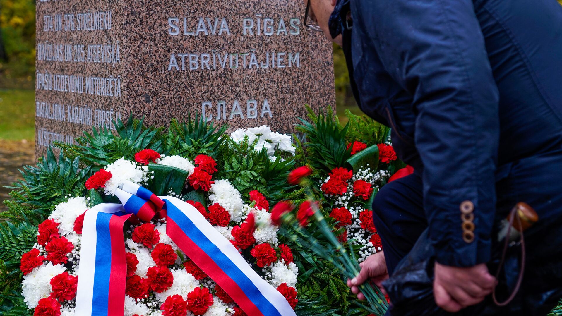 В день освобождения Риги от немецко-фашистских захватчиков у памятника советским воинам участвующих в форсировании Киш-озера в 12 октября 1944 года - Sputnik Латвия, 1920, 02.05.2022