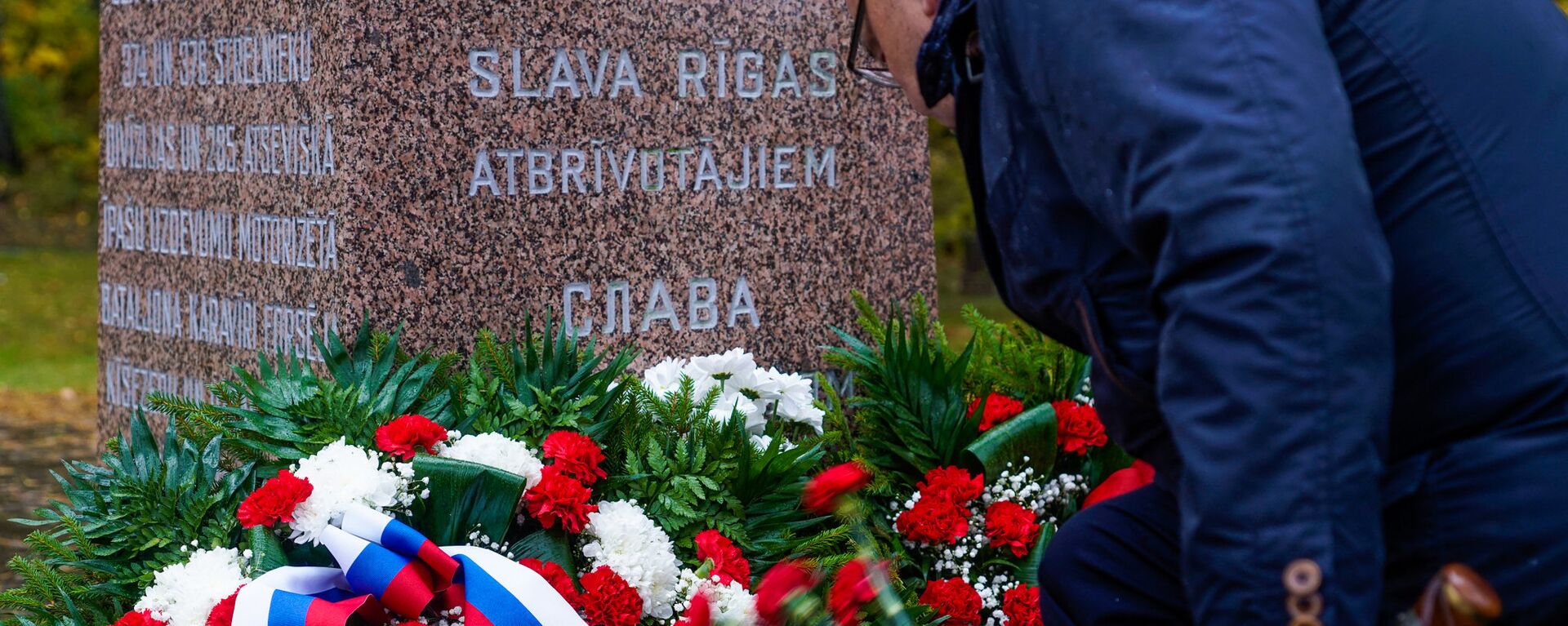 В день освобождения Риги от немецко-фашистских захватчиков у памятника советским воинам участвующих в форсировании Киш-озера в 12 октября 1944 года - Sputnik Латвия, 1920, 02.05.2022