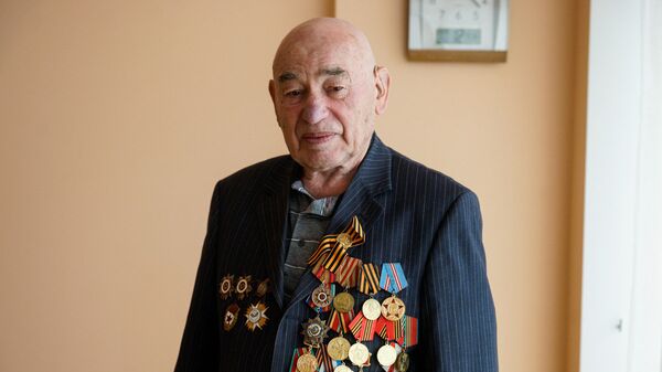 Мейр Дейч, ветеран 130-го латышского стрелкового корпуса, участвовал в освобождении Риги в октябре 1944 года Мейр Дейч, ветеран 130-го латышского стрелкового корпуса, участвовал в освобождении Риги в октябре 1944 года - Sputnik Латвия