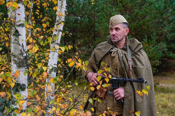 Красноармеец - участник реконструкции форсирования Киш-озера Красноармеец - участник реконструкции форсирования Киш-озера - Sputnik Латвия