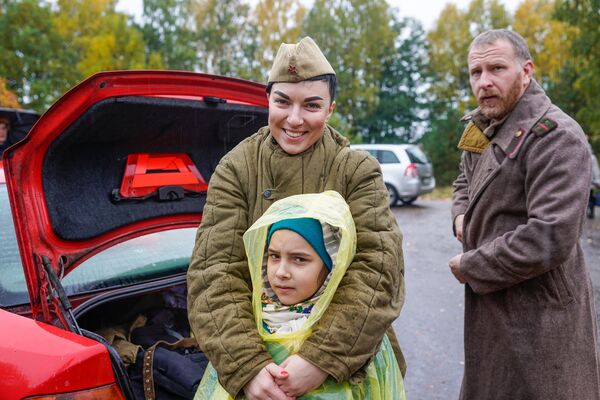 Участники реконструкции переоделись в форму солдат Советской армии Участники реконструкции переоделись в форму солдат Советской армии - Sputnik Латвия