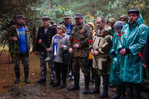 Участники мероприятия минутой молчания почтили память советских воинов - Sputnik Латвия