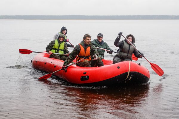 Уставшие, промокшие, но в отличном настроении участники финишируют в Межапарке - Sputnik Латвия