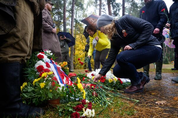 Участники форсирования возложили цветы к обелиску в Межапарке Участники форсирования возложили цветы к обелиску в Межапарке - Sputnik Латвия