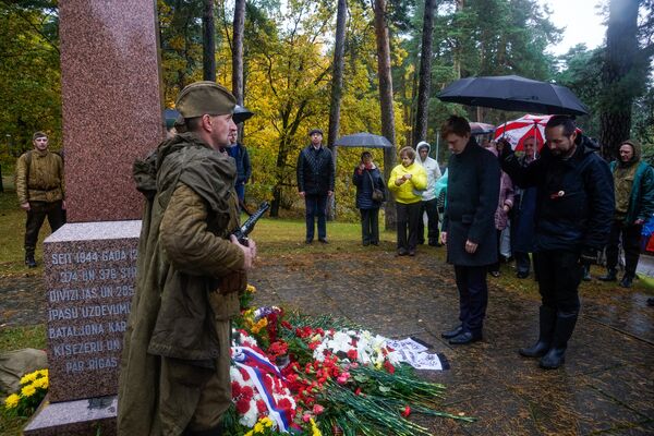 Цветы к обелиску в Межапарке возложил атташе посольства России в Латвии Алексей Доманов - Sputnik Латвия