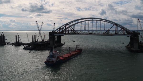 Zem abām tilta arkām Krimā izgājis pirmais kuģis - Sputnik Latvija