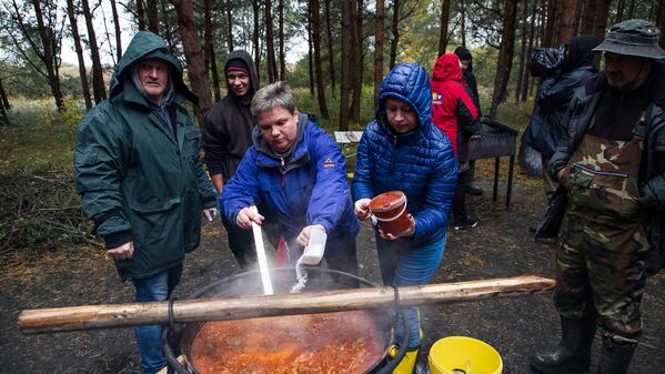 На костре готовится обжигающий суп из миноги - Sputnik Латвия