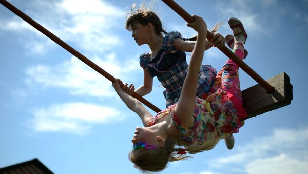 Bērni šūpolēs. Foto no arhīva - Sputnik Latvija
