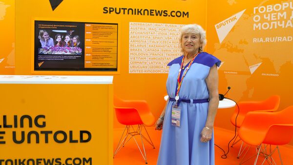 Участница фестиваля молодежи 1957 года Клавдия Тихомирова посетила стенд Sputnik - Sputnik Латвия