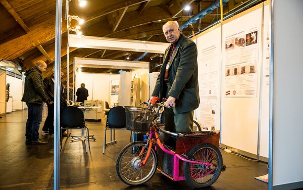 Латвийский изобретатель Мирвалдис Розенбергс со своей электрической коляской для синьоров с запасом хода в 40 км - Sputnik Латвия