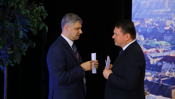 По завершении заседания Белозеров и президент Латвийской железной дороги (LDz) Эдвинс Берзиньш 20 минут беседовали тет-а-тет - Sputnik Latvija