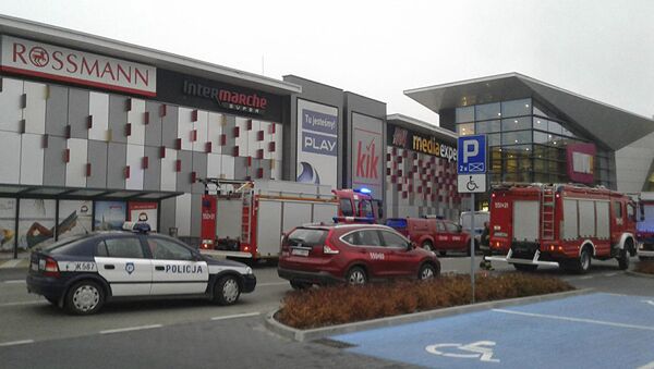 На месте нападения в торговом центре Vivo в городе Сталева Воля, Польша - Sputnik Латвия