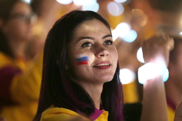 Зрительница на церемонии закрытия XIX Всемирного фестиваля молодёжи и студентов в Сочи. - Sputnik Латвия