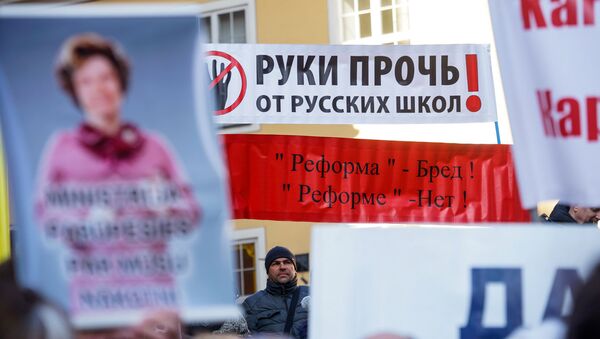 Митинг против полного перевода билингвальных школ на латышский язык - Sputnik Латвия