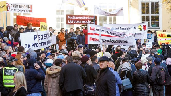 Митинг против полного перевода билингвальных школ на латышский язык - Sputnik Латвия
