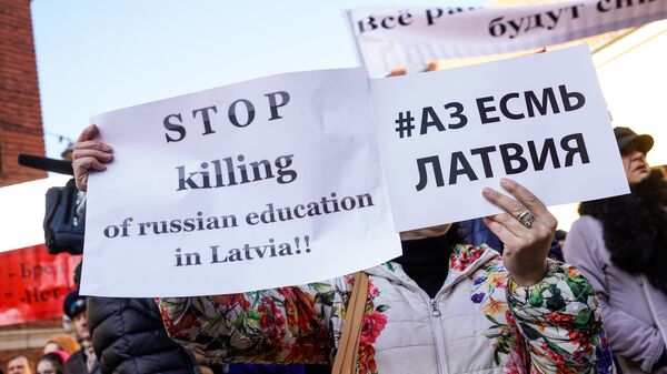 Митинг против полного перевода билингвальных школ на латышский язык Митинг против полного перевода билингвальных школ на латышский язык - Sputnik Латвия