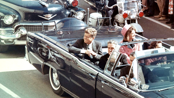 Джон Кеннеди со своей женой в лимузине за несколько минут до обстрела - Sputnik Латвия