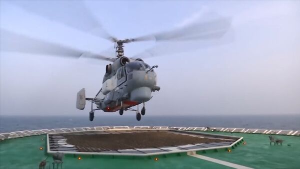Посадка вертолета Ка-27 на палубу ледокола Илья Муромец - Sputnik Латвия