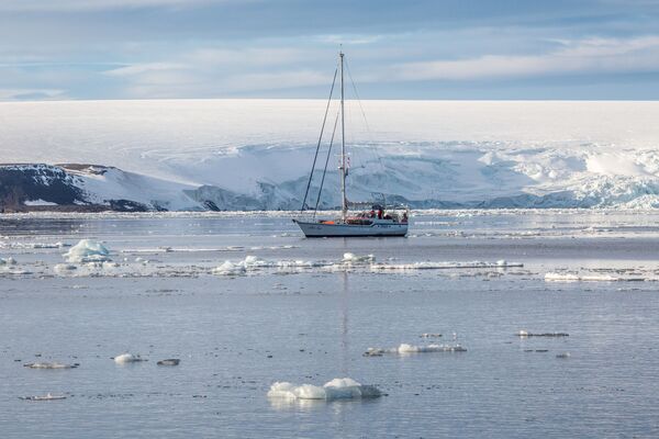 Экспедиционная яхта Alter Ego рядом с ледниками острова Брюса архипелага Земля Франца-Иосифа - Sputnik Латвия