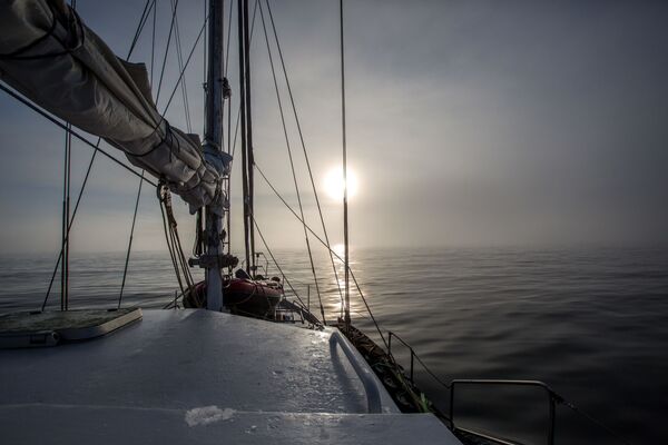 Полярная экспедиционная яхта Alter Ego в тумане между островов архипелага Земля Франца-Иосифа - Sputnik Латвия