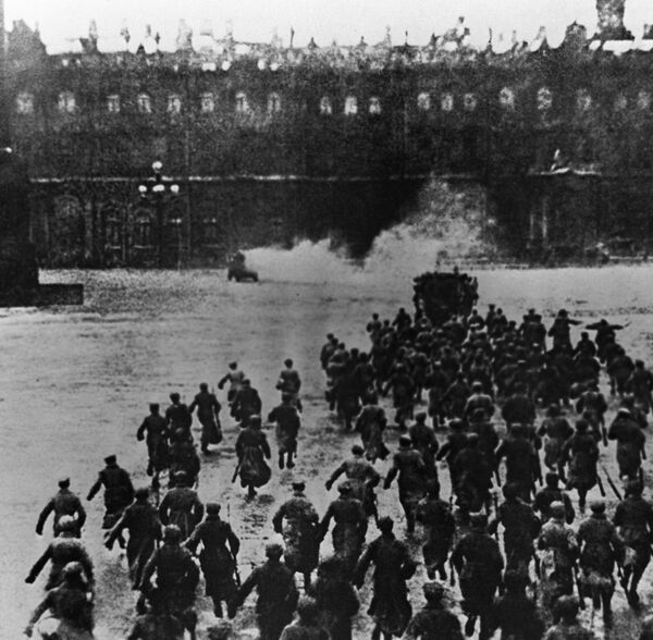 Штурм Зимнего дворца в Петрограде 25 октября 1917 года. Кадр из фильма Октябрь Сергея Эйзенштейна и Григория Александрова Штурм Зимнего дворца в Петрограде 25 октября 1917 года. Кадр из фильма Октябрь Сергея Эйзенштейна и Григория Александрова - Sputnik Латвия