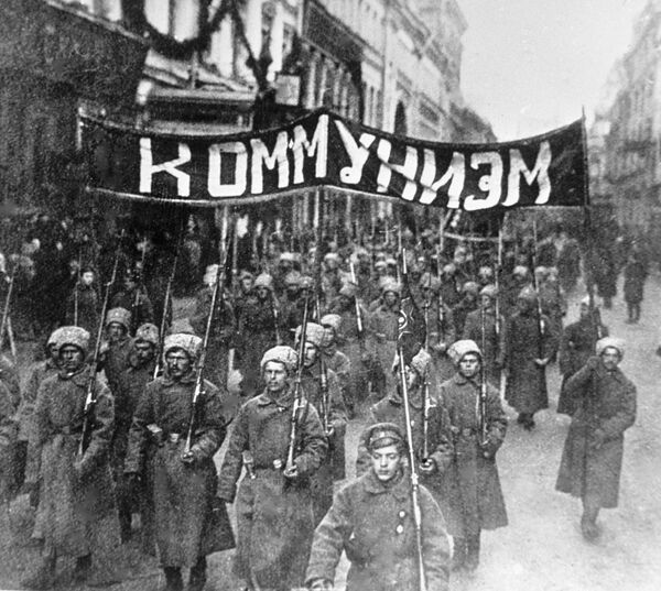 Колонна революционно настроенных солдат с лозунгом Коммунизм идет по Никольской улице в Москве. 1917 год Колонна революционно настроенных солдат с лозунгом Коммунизм идет по Никольской улице в Москве. 1917 год - Sputnik Латвия