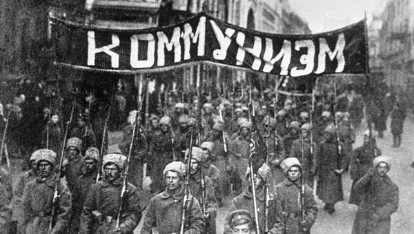 Колонна революционно настроенных солдат с лозунгом Коммунизм идет по Никольской улице в Москве. 1917 год - Sputnik Latvija